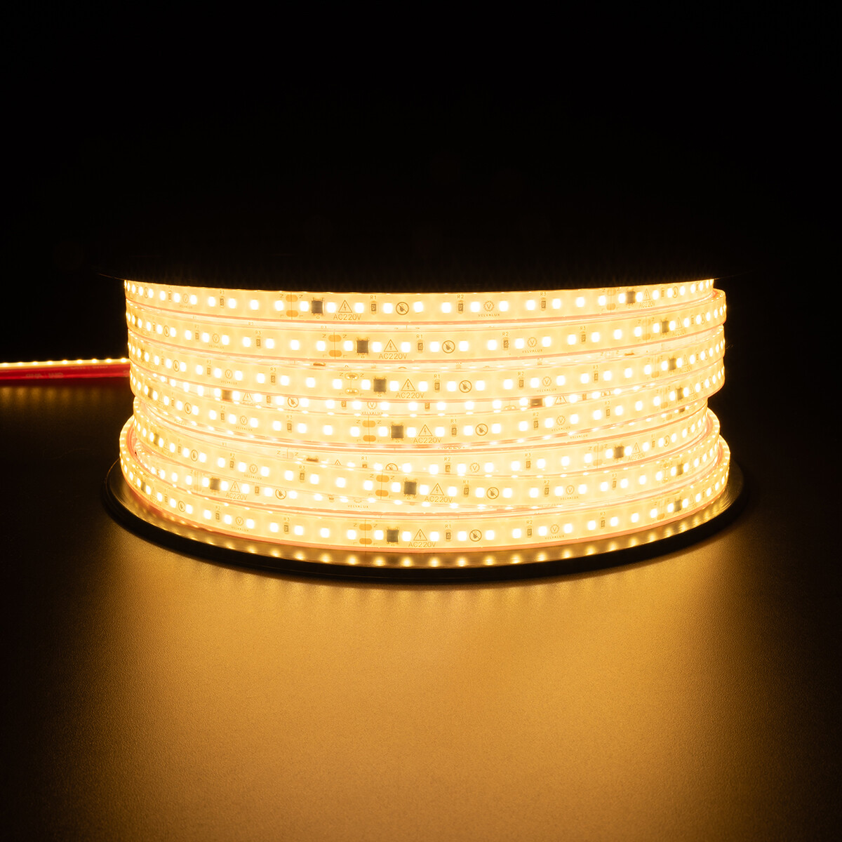 LED Strip - Velvalux - 50 Meter - Warmweiß 3000K - Dimmbar - Wasserdicht IP67 - 96000 Lumen - 6000 LEDs - Direkter Anschluss ans Stromnetz - Funktioniert ohne Treiber